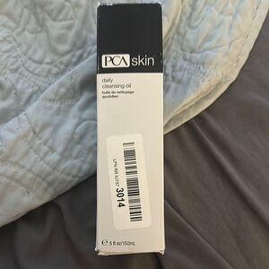 Daily Cleansing Oil - Black and White
